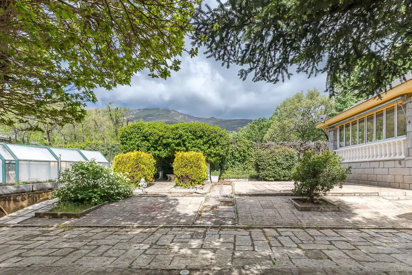 Jardín de Casa o chalet en venta en San Lorenzo de El Escorial con Calefacción, Alarma y Piscina comunitaria