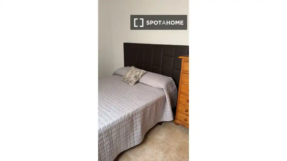 Dormitori de Apartament per a compartir en Málaga amb Aire condicionat, Terrassa i Moblat