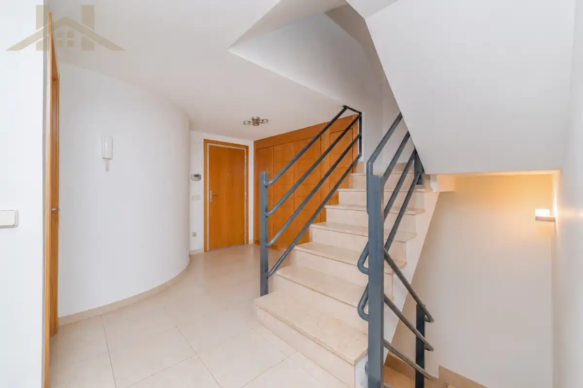 Einfamilien-Reihenhaus zum Verkauf in Valdemoro mit Klimaanlage, Privatgarten und Möbliert