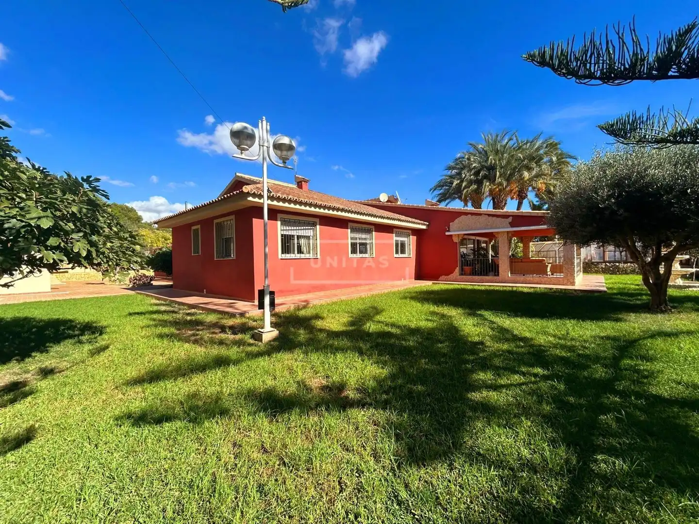 Vista exterior de Casa o xalet en venda en Alicante / Alacant amb Aire condicionat, Jardí privat i Terrassa