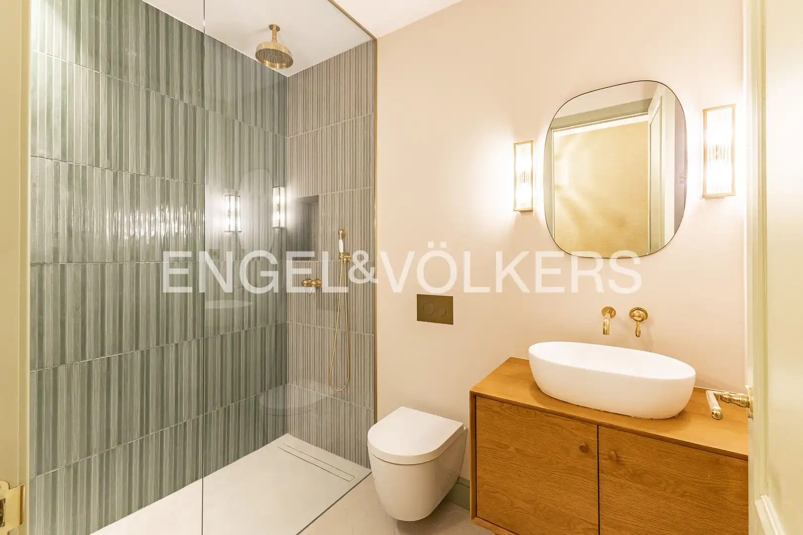 Badezimmer von Wohnung zum Verkauf in Barcelona mit Klimaanlage, Heizung und Parkett