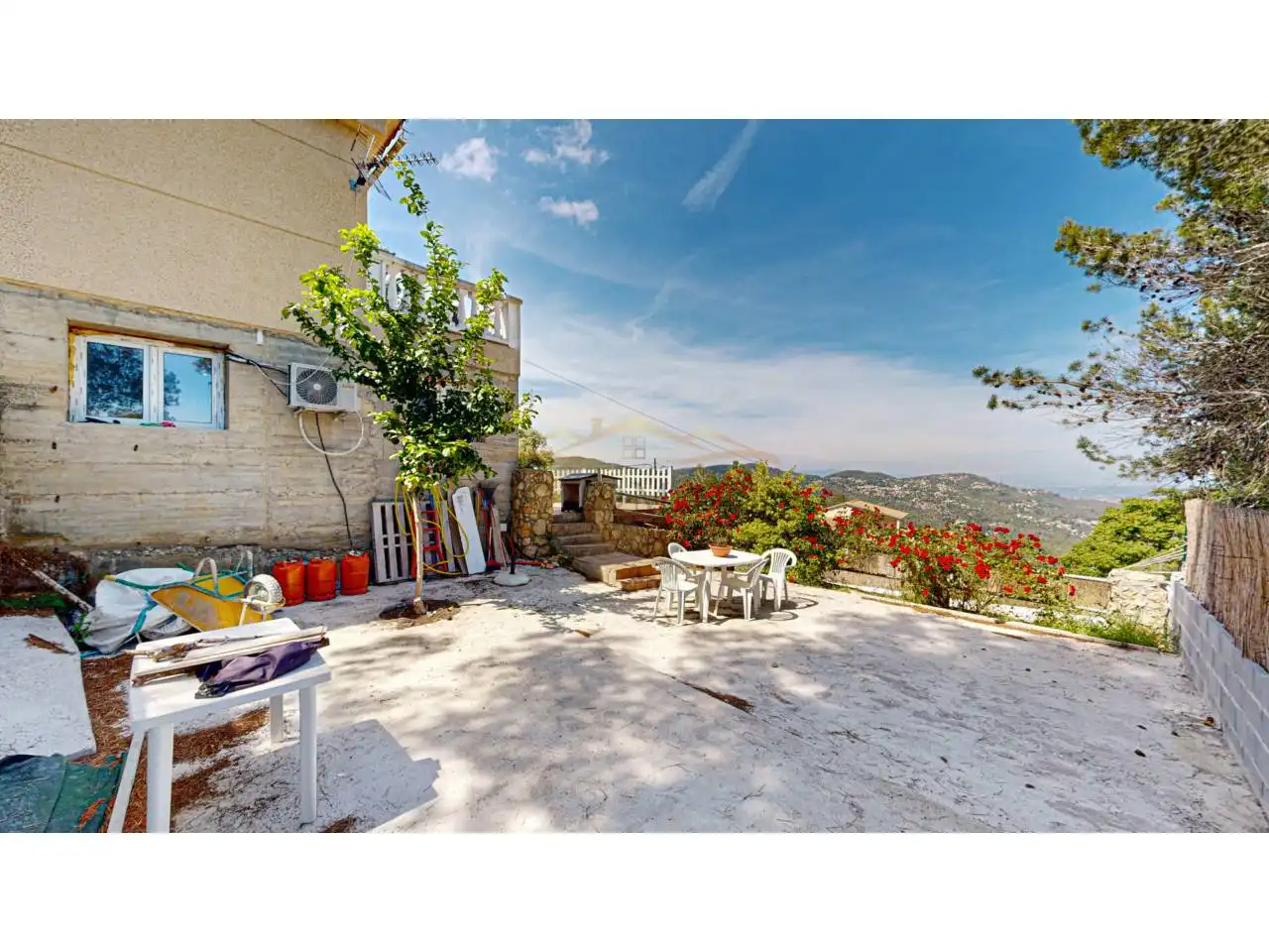 Vista exterior de Casa o xalet en venda en Corbera de Llobregat amb Aire condicionat, Jardí privat i Terrassa