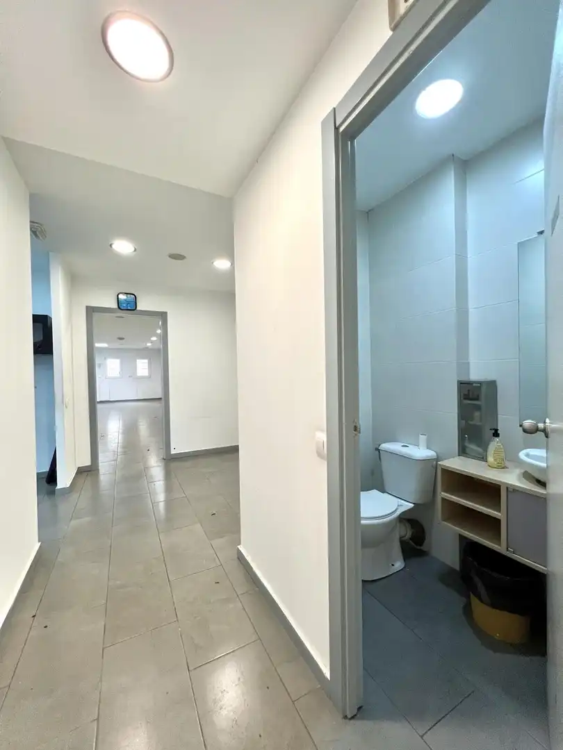 Büro zur Miete in Carrer de Llorens i Barba, El Baix Guinardó