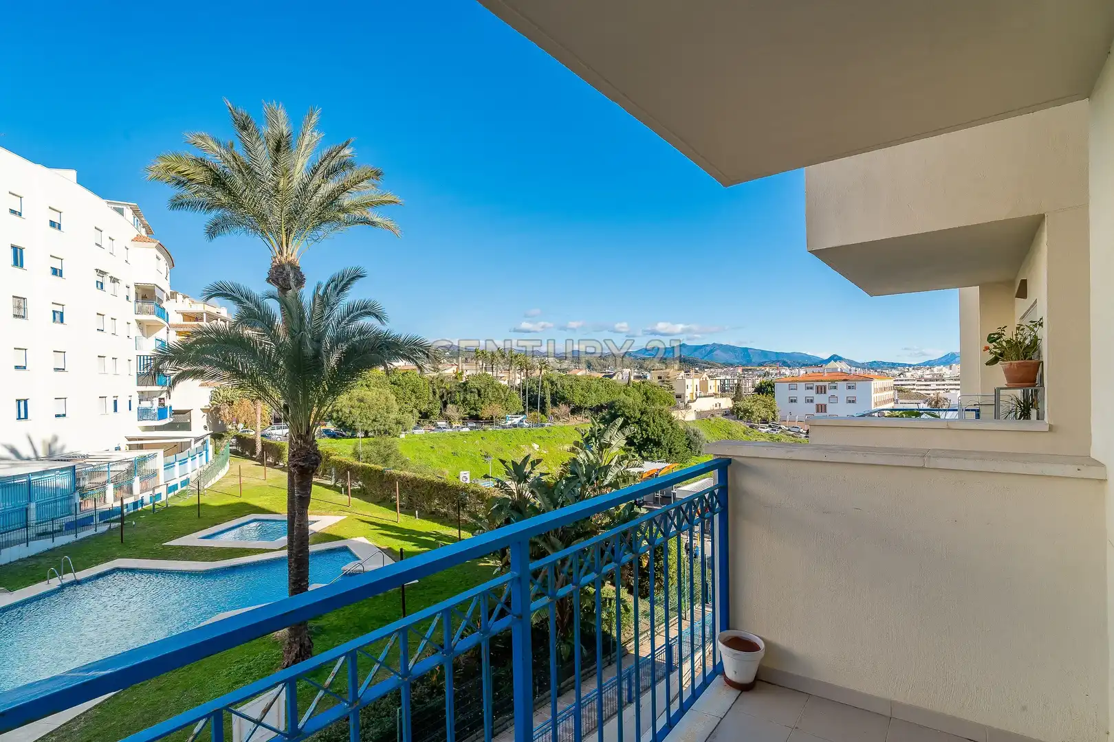 Vista exterior de Apartament en venda en Estepona amb Jardí privat, Forn i Piscina comunitària