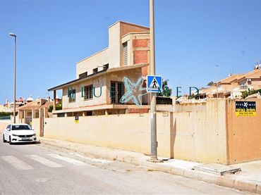 Xalet amb jardí en venda a Avenida Avenida Cabo de la Nao