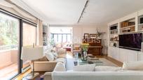 Sala d'estar de Apartament en venda en  Madrid Capital amb Aire condicionat, Calefacció i Terrassa