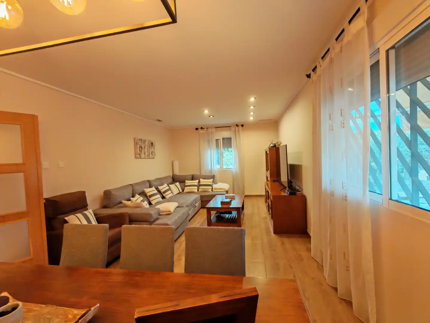 Wohnzimmer von Einfamilien-Reihenhaus zum Verkauf in Elche / Elx mit Klimaanlage, Privatgarten und Terrasse