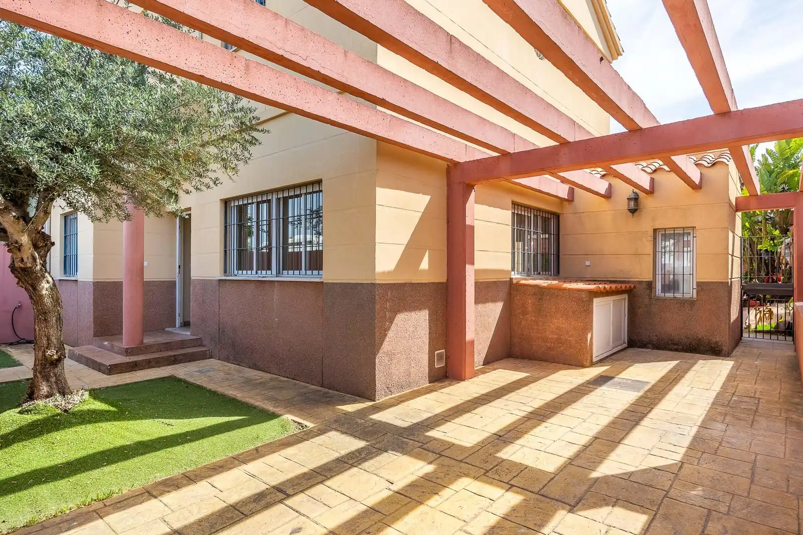 Terraza de Casa adosada de alquiler en Espartinas con Aire acondicionado, Calefacción y Jardín privado