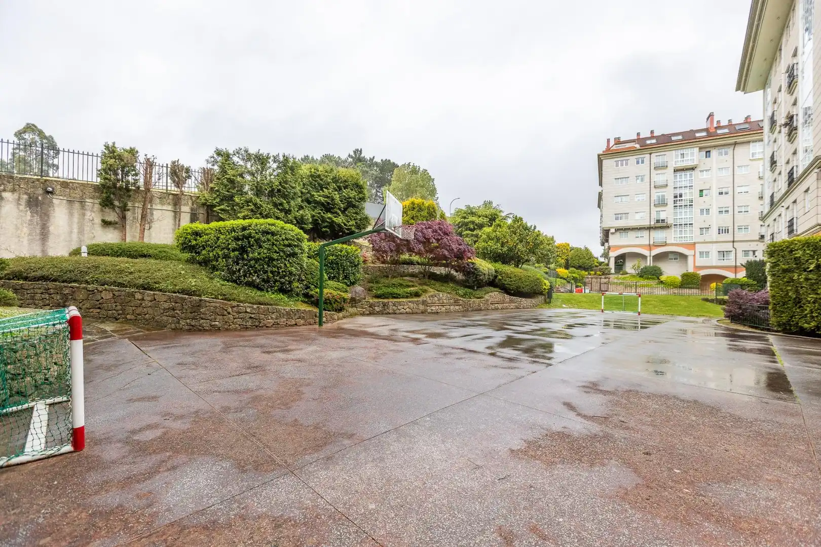 Vista exterior de Dúplex en venta en A Coruña Capital  con Jardín privado, Trastero y Piscina comunitaria