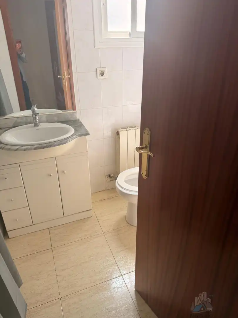 Badezimmer von Wohnung zum Verkauf in Salt mit Klimaanlage und Heizung