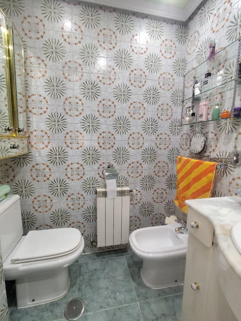 Bathroom of Flat for sale in Parla  with Air Conditioner, Heating and Parquet flooring