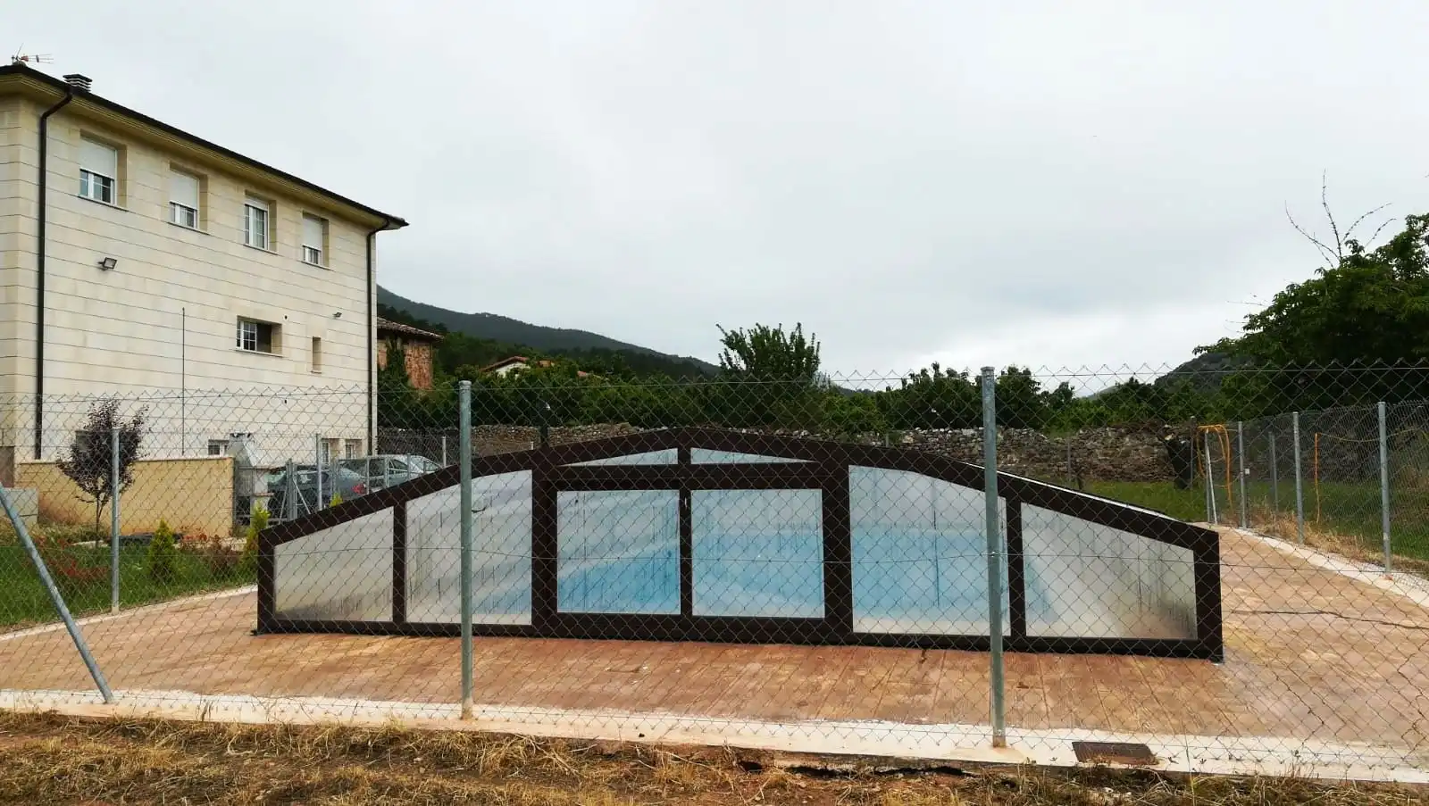 Schwimmbecken von Gebäude zum Verkauf in Oña