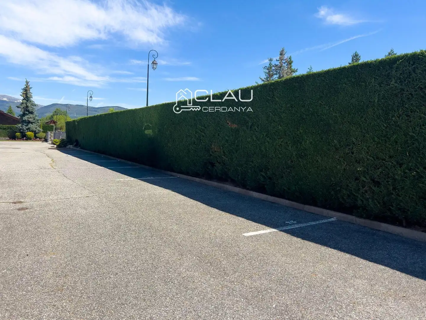 Parkplatz von Einfamilien-Reihenhaus zur Miete in Palau - de - Cerdagne mit Heizung, Privatgarten und Parkett