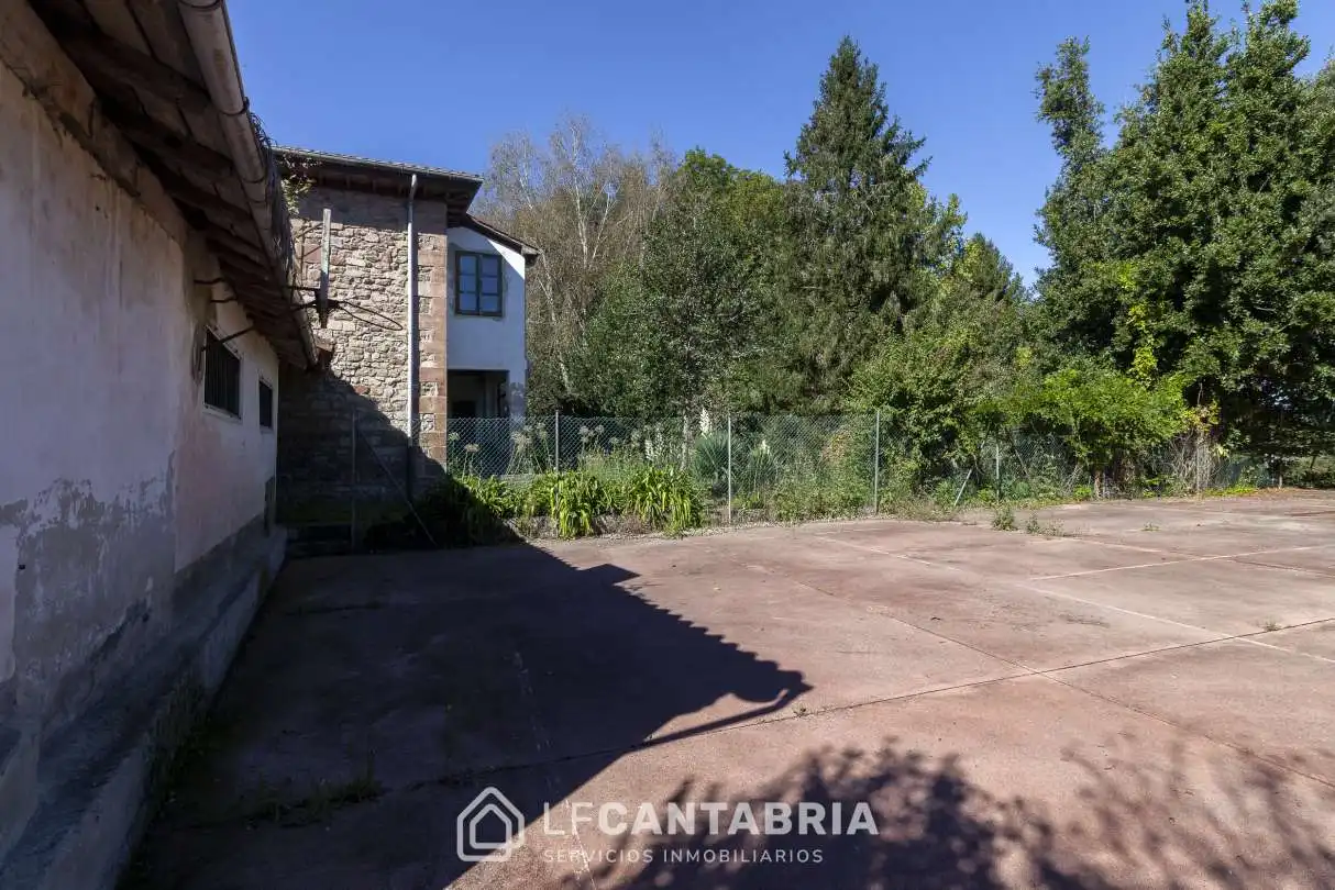 Casa o xalet en venda en Torrelavega  amb Jardí privat