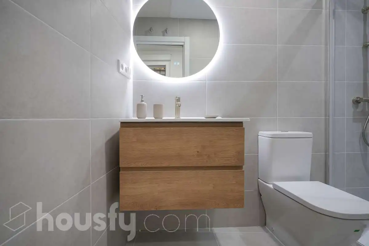 Bathroom of Ground floor for sale in Madrid  with Air Conditioner, Heating and Parquet flooring