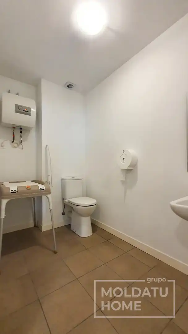 Baño de Local en venta en Irun  con Aire acondicionado