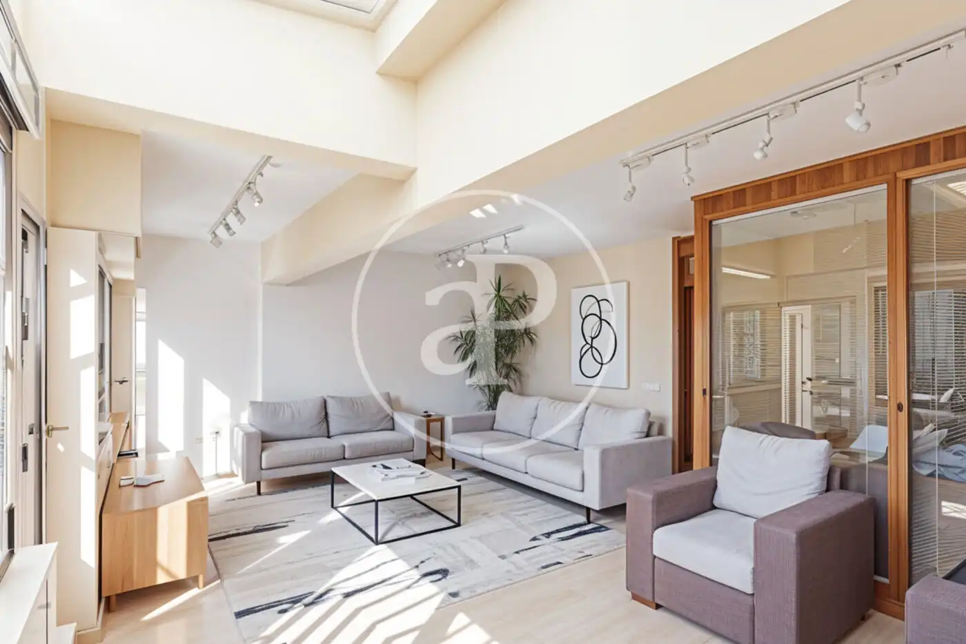 Sala d'estar de Casa adosada en venda en Madrid amb Calefacció, Jardí privat i Terrassa