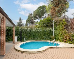 Swimming pool of Single-family semi-detached for sale in  Madrid Capital  with Air Conditioner, Heating and Private garden