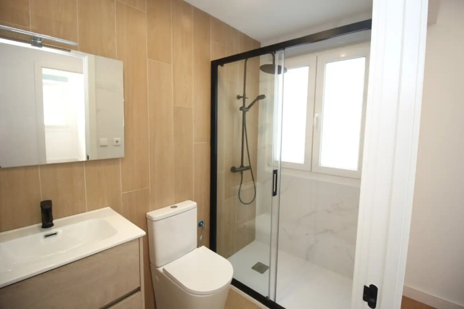 Baño de Piso de alquiler en Sada (A Coruña) con Calefacción, Terraza y Horno