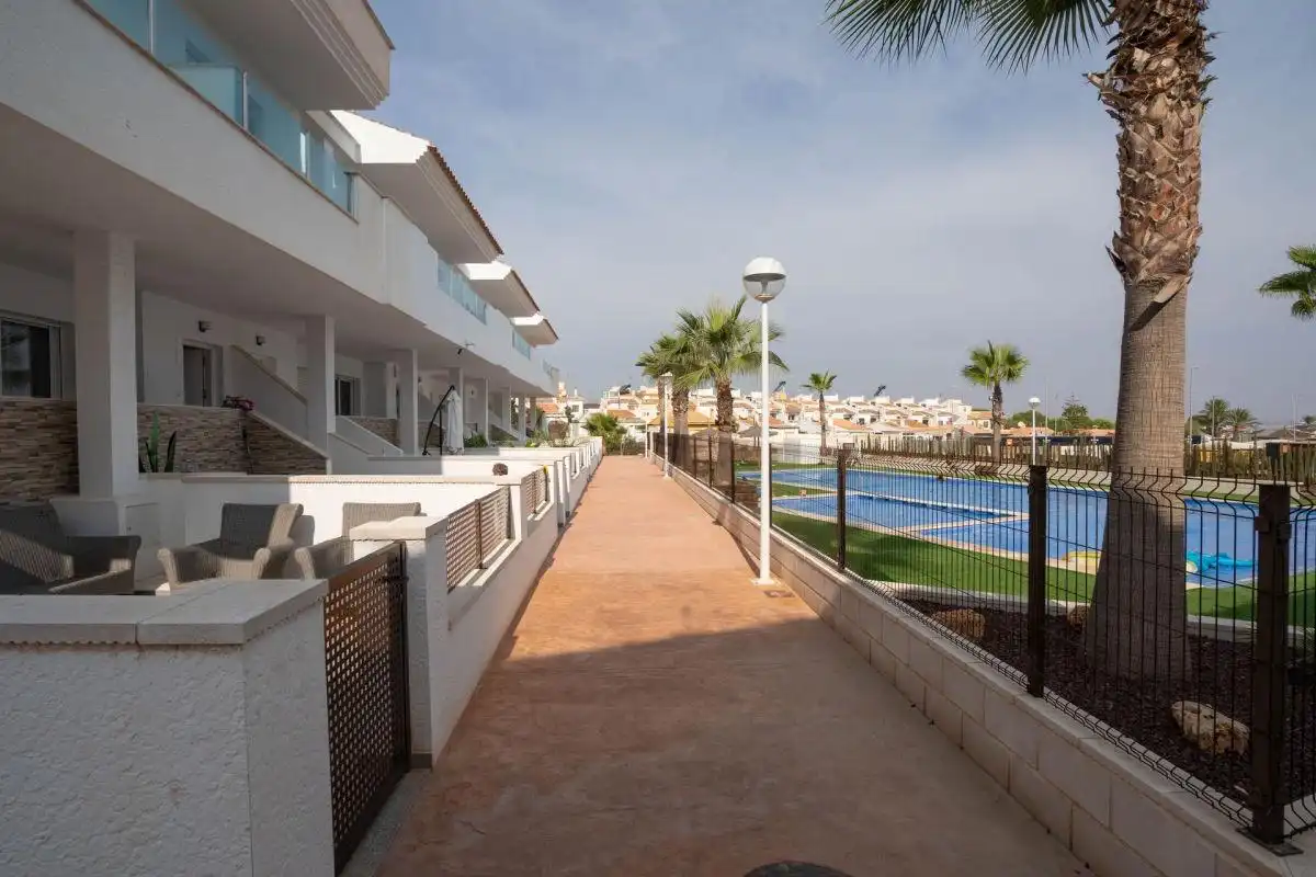 Casa aparellada amb terrassa en venda a Calle Teide, imagen 4