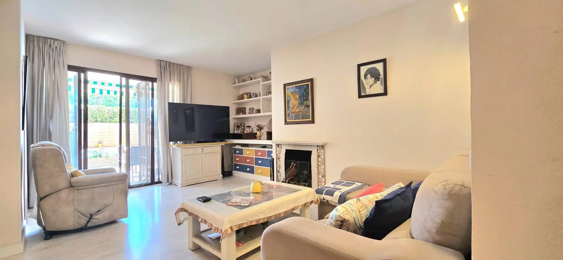 Sala d'estar de Planta baixa en venda en Marbella amb Aire condicionat, Jardí privat i Terrassa