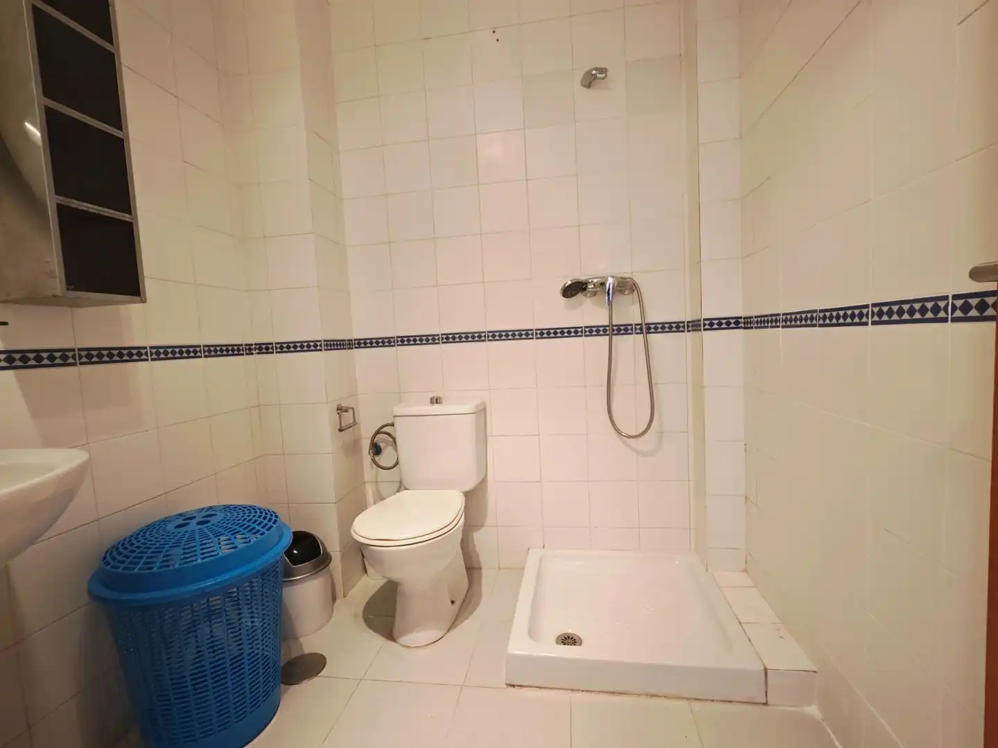 Baño de Estudio de alquiler en Fuengirola con Aire acondicionado, Jardín privado y Terraza
