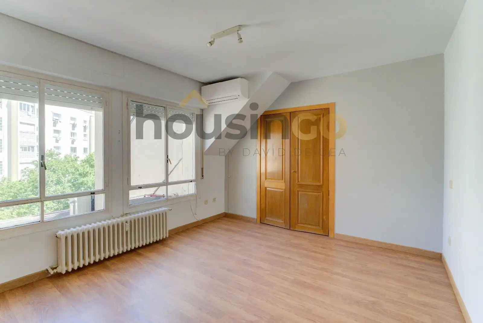 Schlafzimmer von Dachboden zur Miete in Madrid mit Klimaanlage und Terrasse
