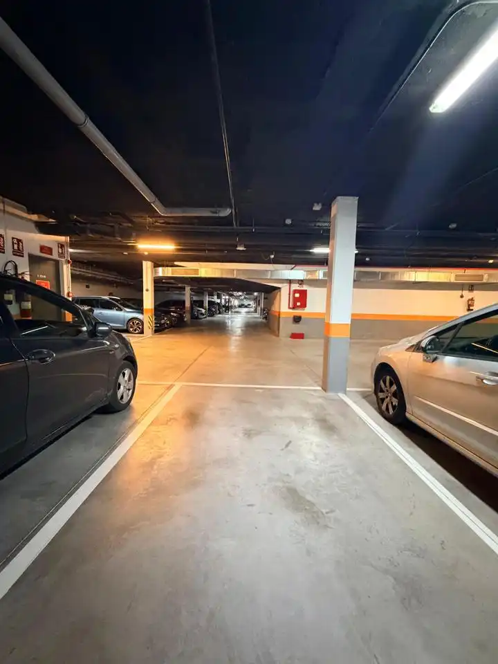Parking de Piso en venta en Madrid con Aire acondicionado, Calefacción y Jardín privado