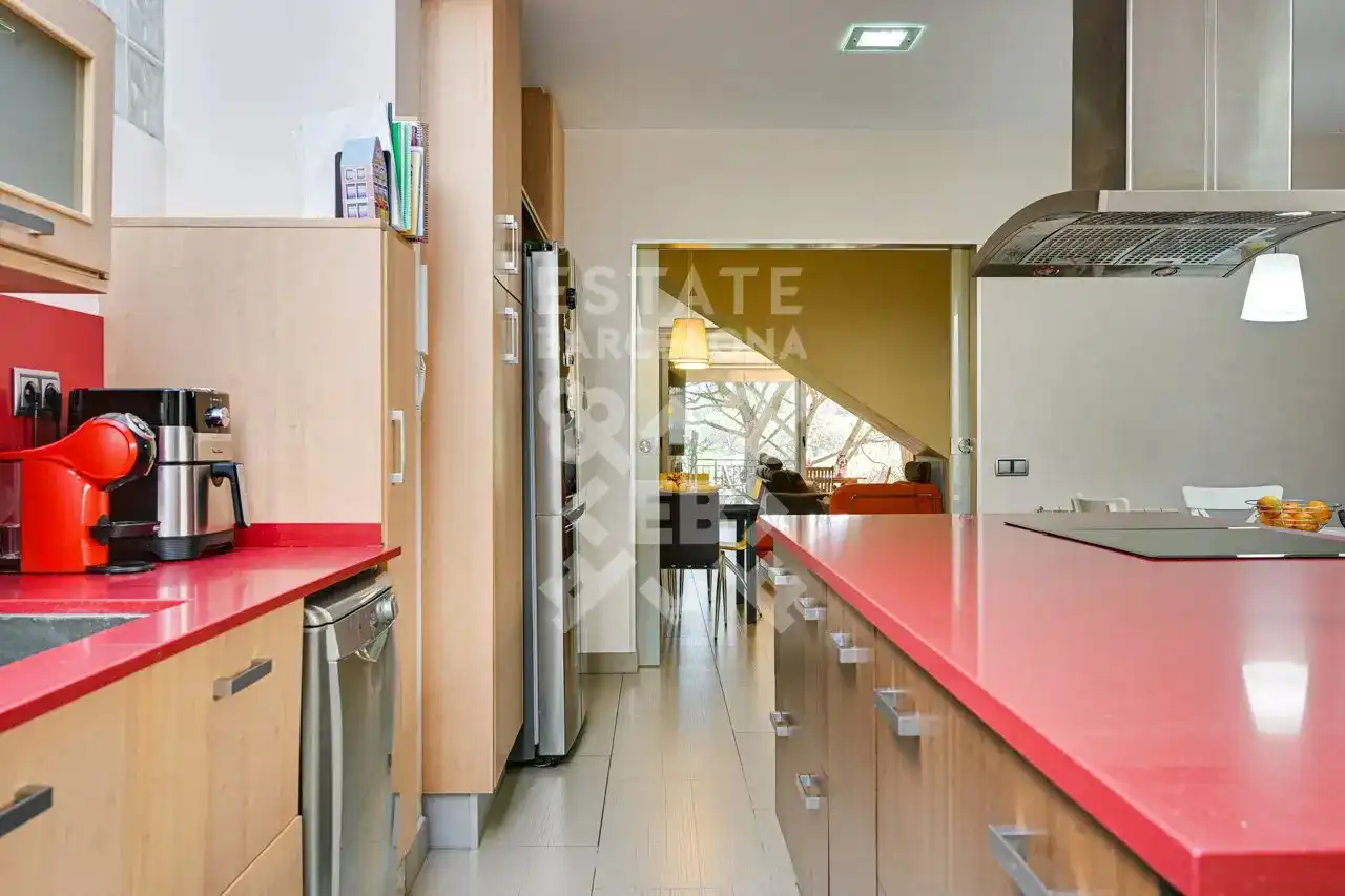 Küche von Einfamilien-Reihenhaus zum Verkauf in Mataró mit Klimaanlage, Heizung und Terrasse