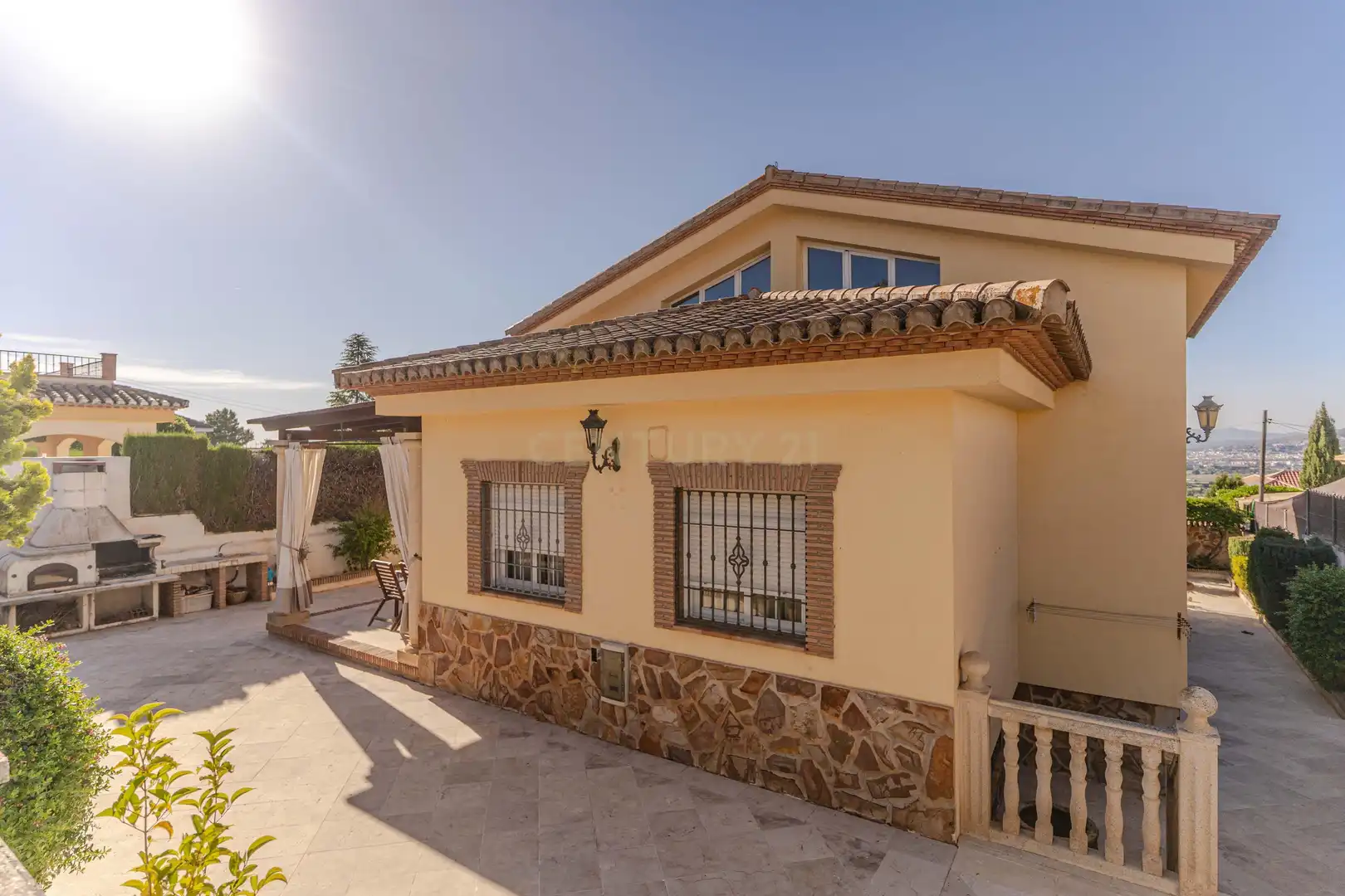 Vista exterior de Casa o xalet en venda en La Zubia amb Jardí privat, Traster i Piscina