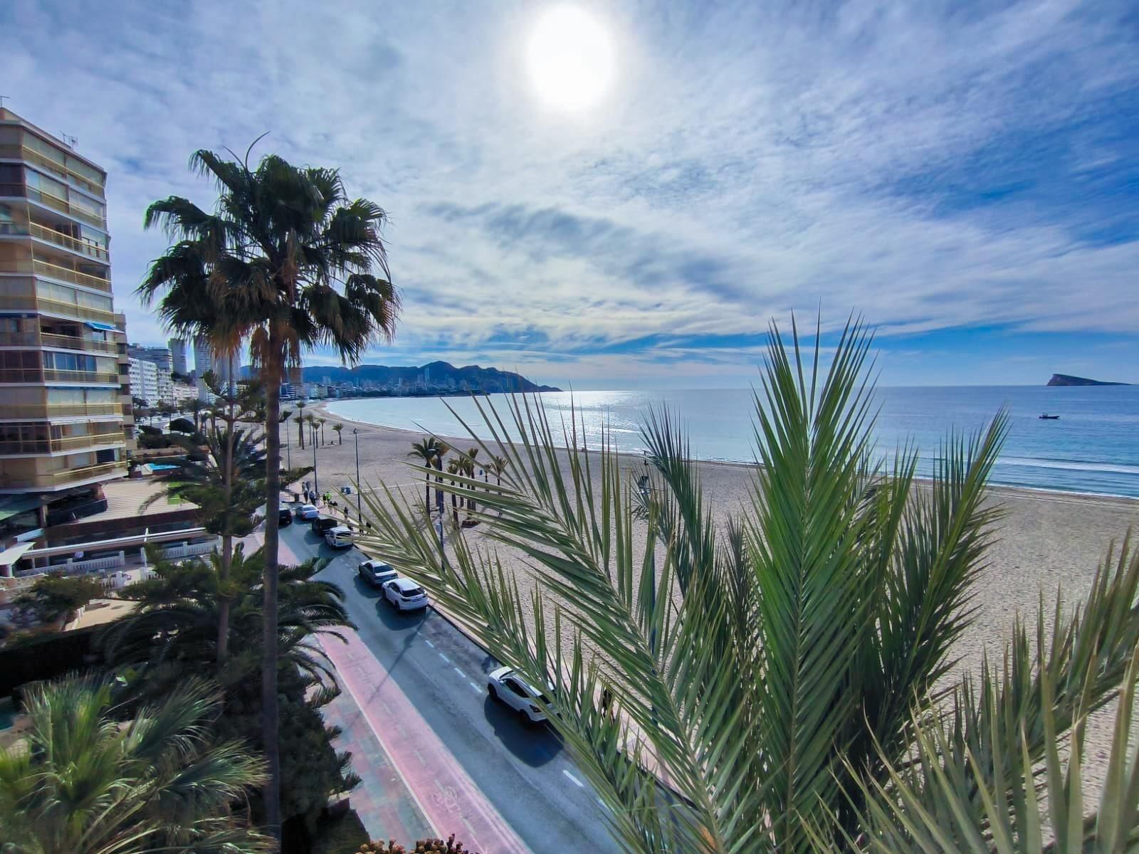 Vista exterior de Pis en venda en Benidorm amb Aire condicionat, Calefacció i Jardí privat