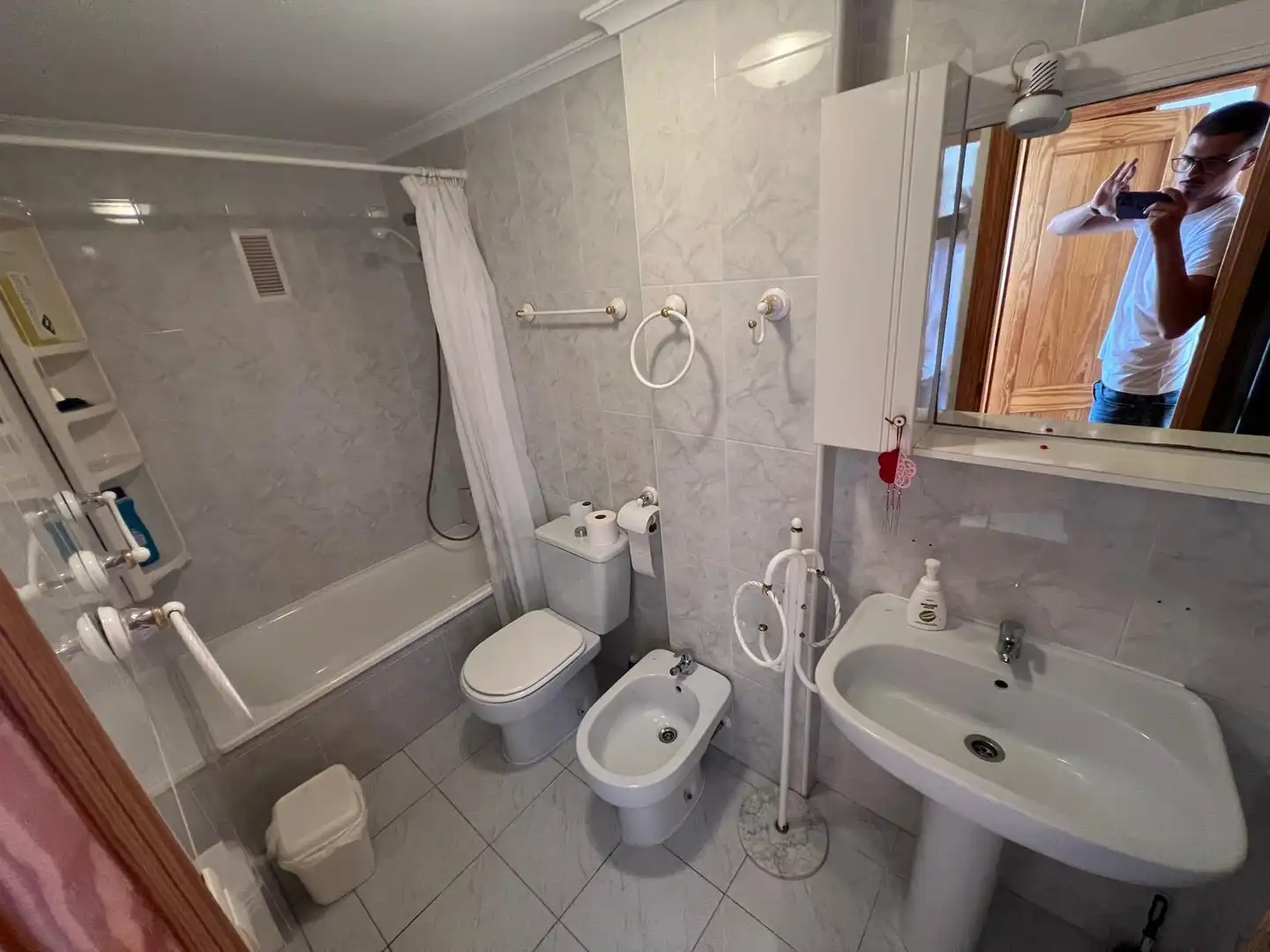 Baño de Apartamento de alquiler en Torrevieja con Terraza