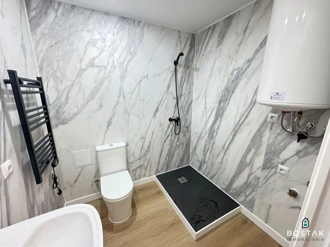 Bathroom of Flat for sale in Bilbao   with Heating and Balcony