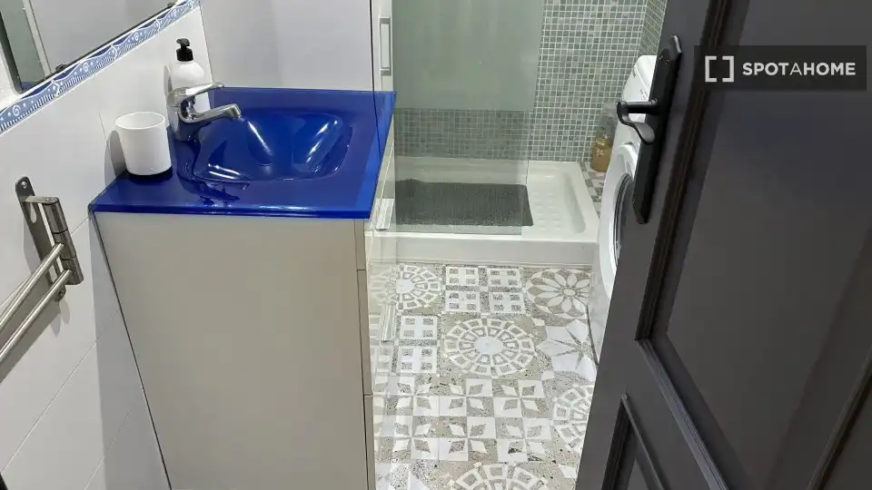Bany de Apartament per a compartir en Granada amb Aire condicionat, Terrassa i Moblat