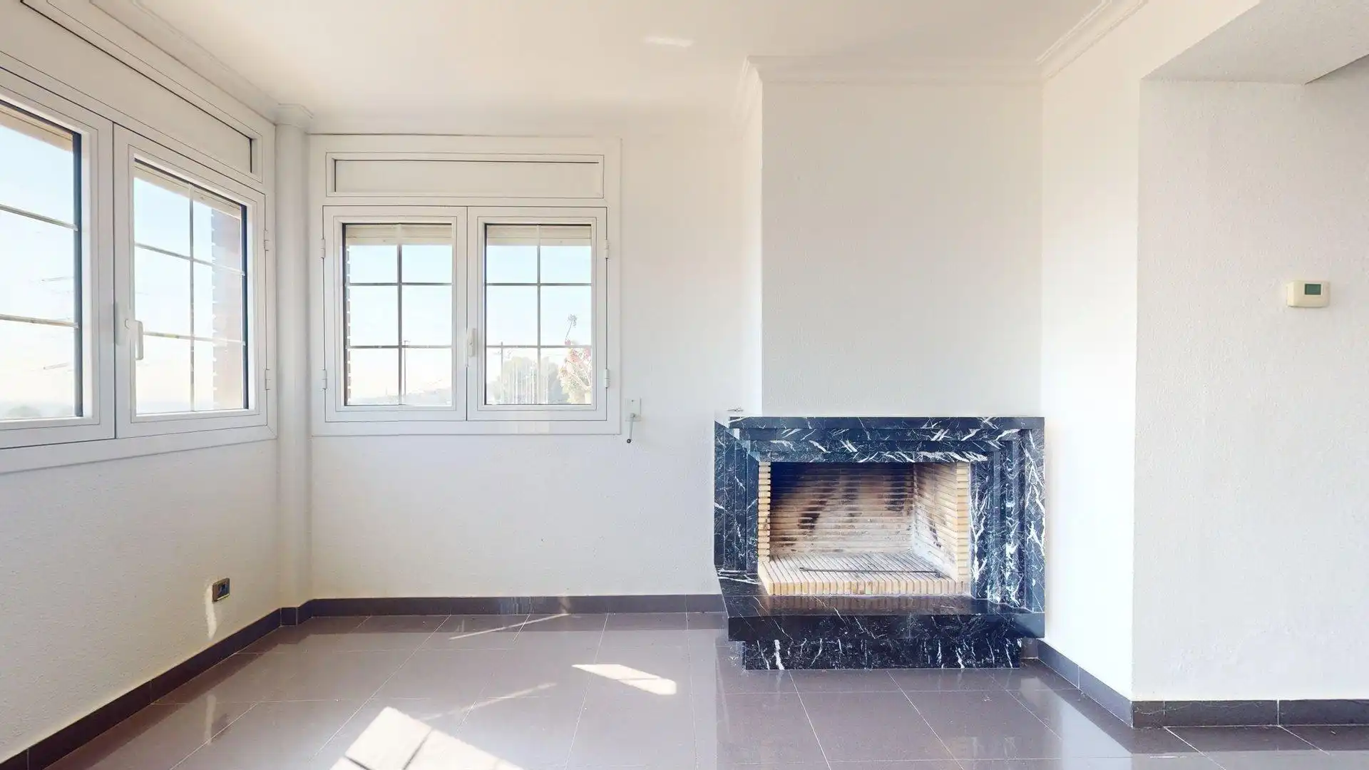 Sala d'estar de Casa o xalet en venda en Sant Boi de Llobregat amb Aire condicionat, Calefacció i Jardí privat