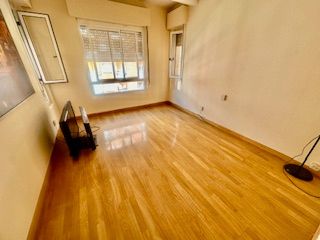 Dormitori de Pis de lloguer en León Capital  amb Calefacció, Parquet i Terrassa