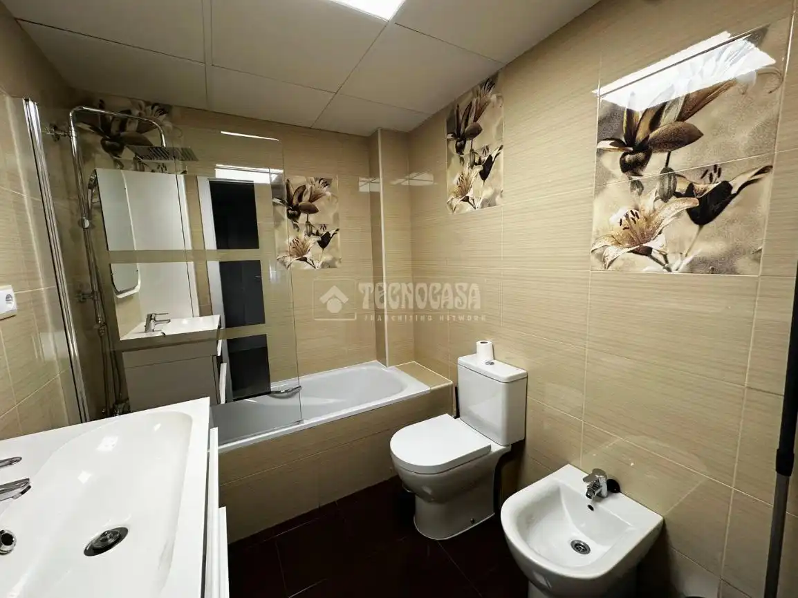 Baño de Piso en venta en Parla con Aire acondicionado, Parquet y Amueblado