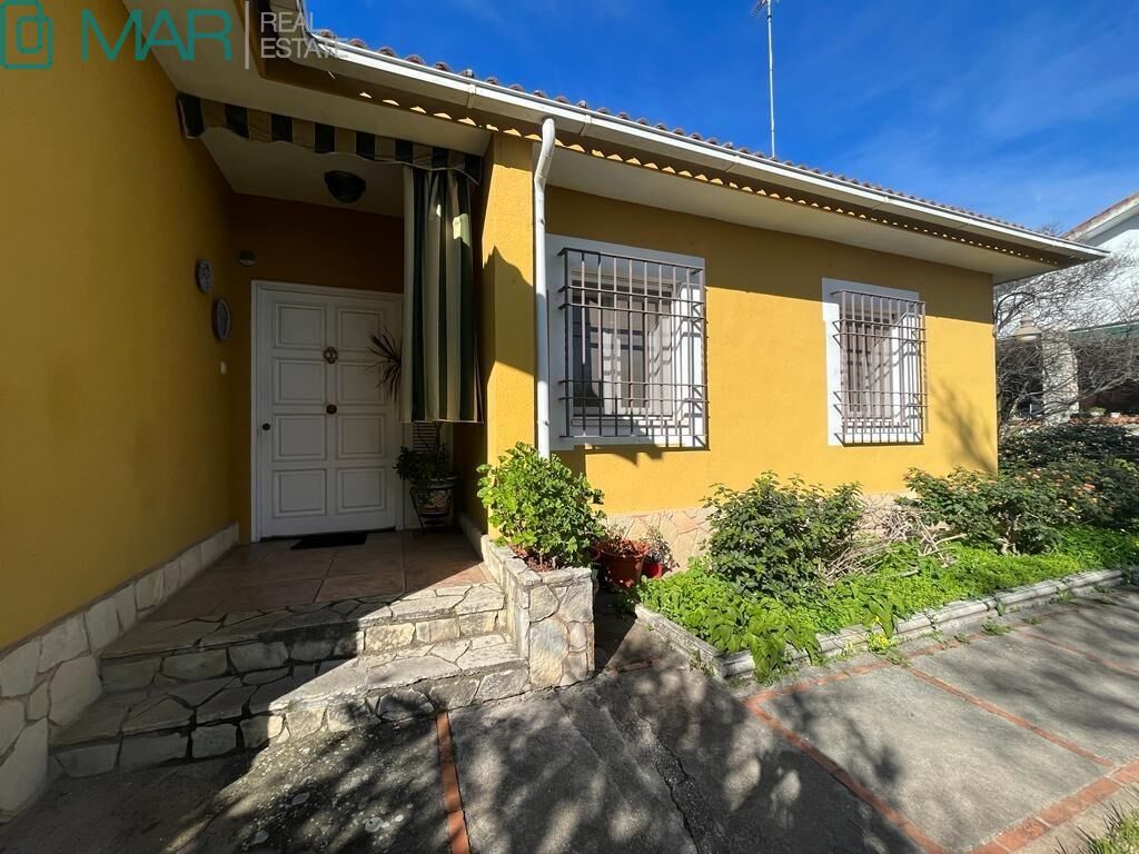 Vista exterior de Casa o xalet en venda en  Córdoba Capital amb Aire condicionat, Calefacció i Jardí privat