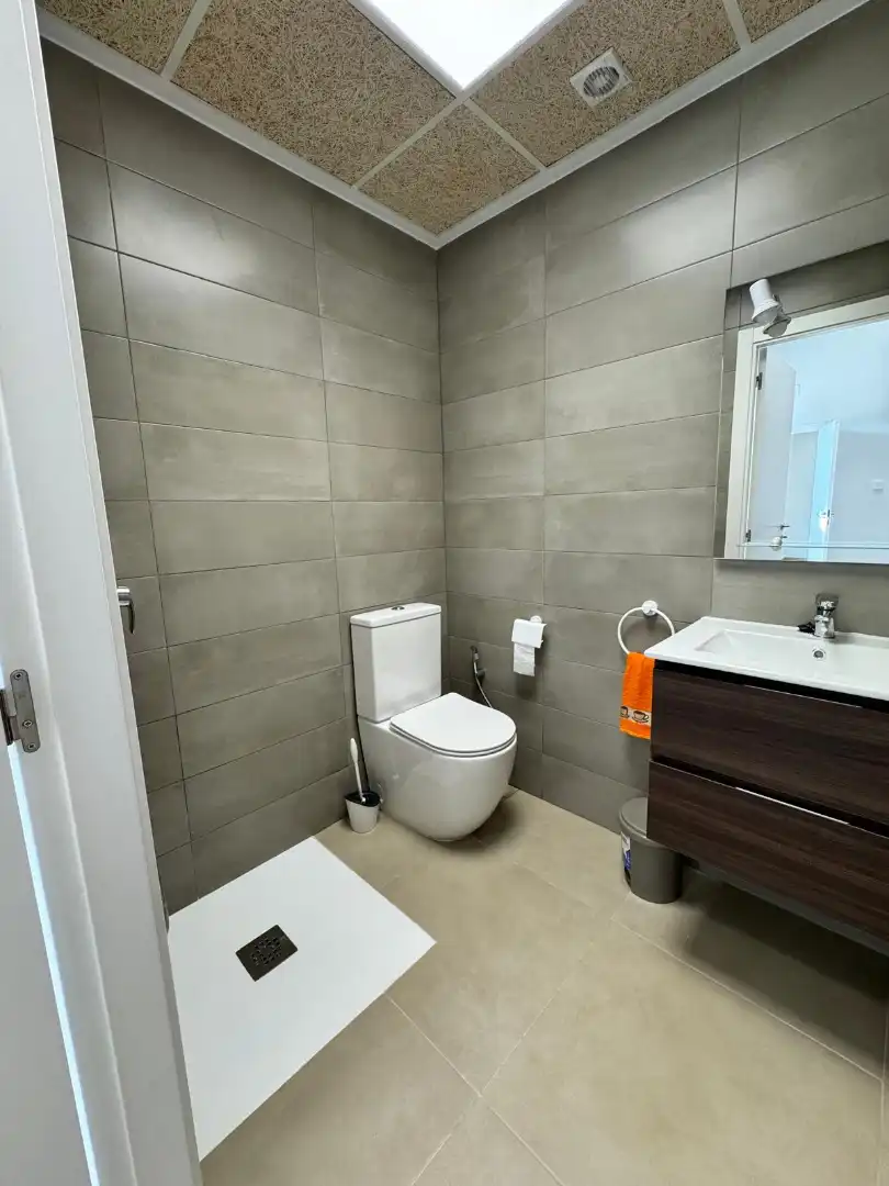 Baño de Oficina de alquiler en Valencia con Aire acondicionado, Amueblado y Internet