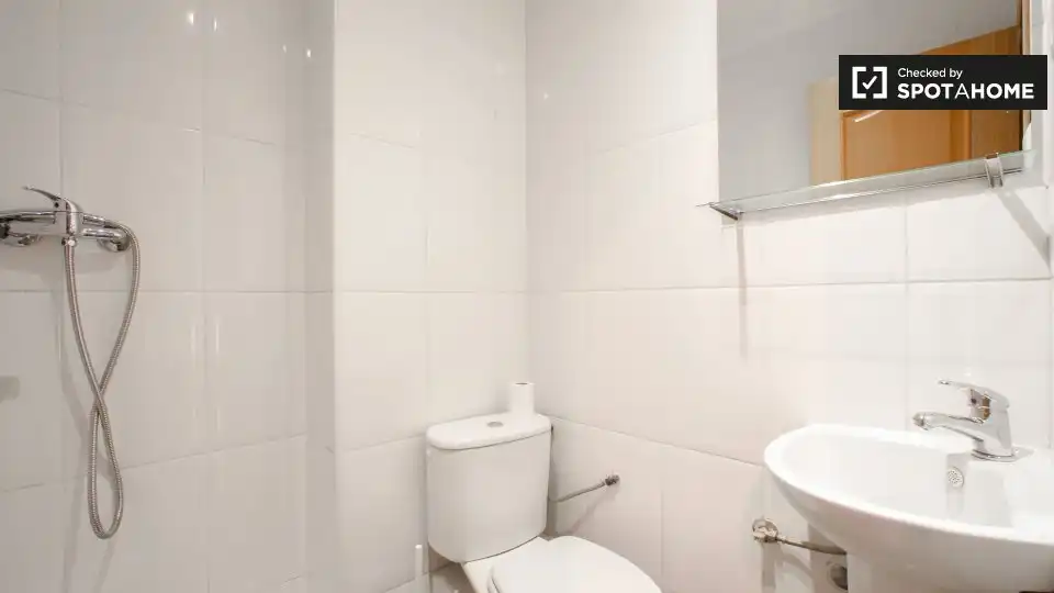 Bathroom of Flat for rent in Valencia  with Air Conditioner, Heating and Furnished