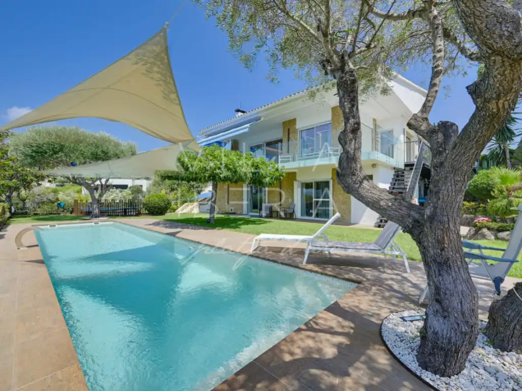 Vista exterior de Casa o chalet en venta en Castell d'Aro, Platja d'Aro i s'Agaró con Aire acondicionado, Calefacción y Jardín privado