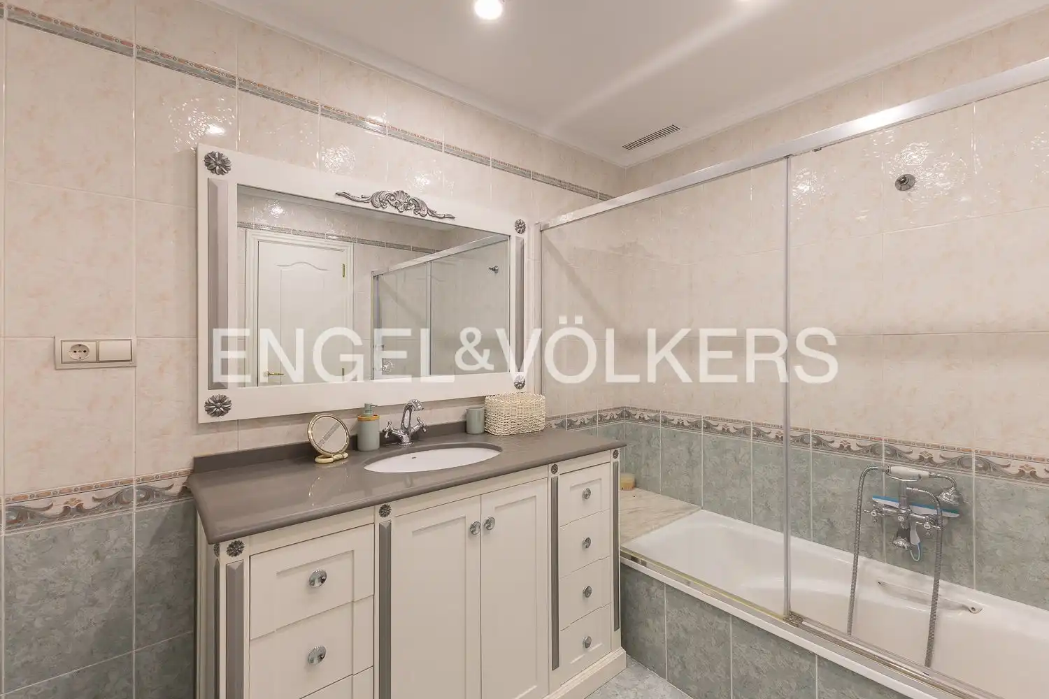 Baño de Casa adosada en venta en Valencia con Aire acondicionado, Calefacción y Parquet