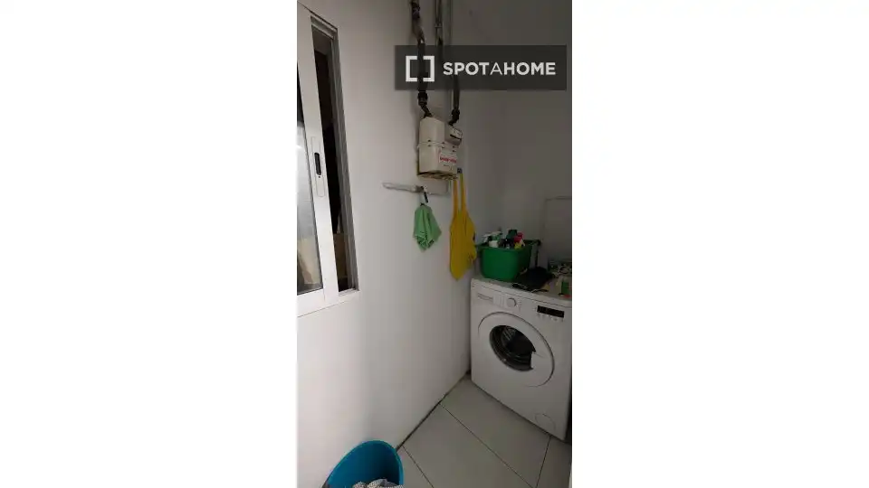 Flat for share in Barcelona  with Air Conditioner, Heating and Furnished