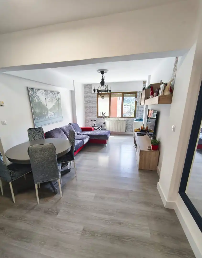 Sala de estar de Piso en venta en Valle de Trápaga-Trapagaran con Calefacción, Amueblado y Balcón