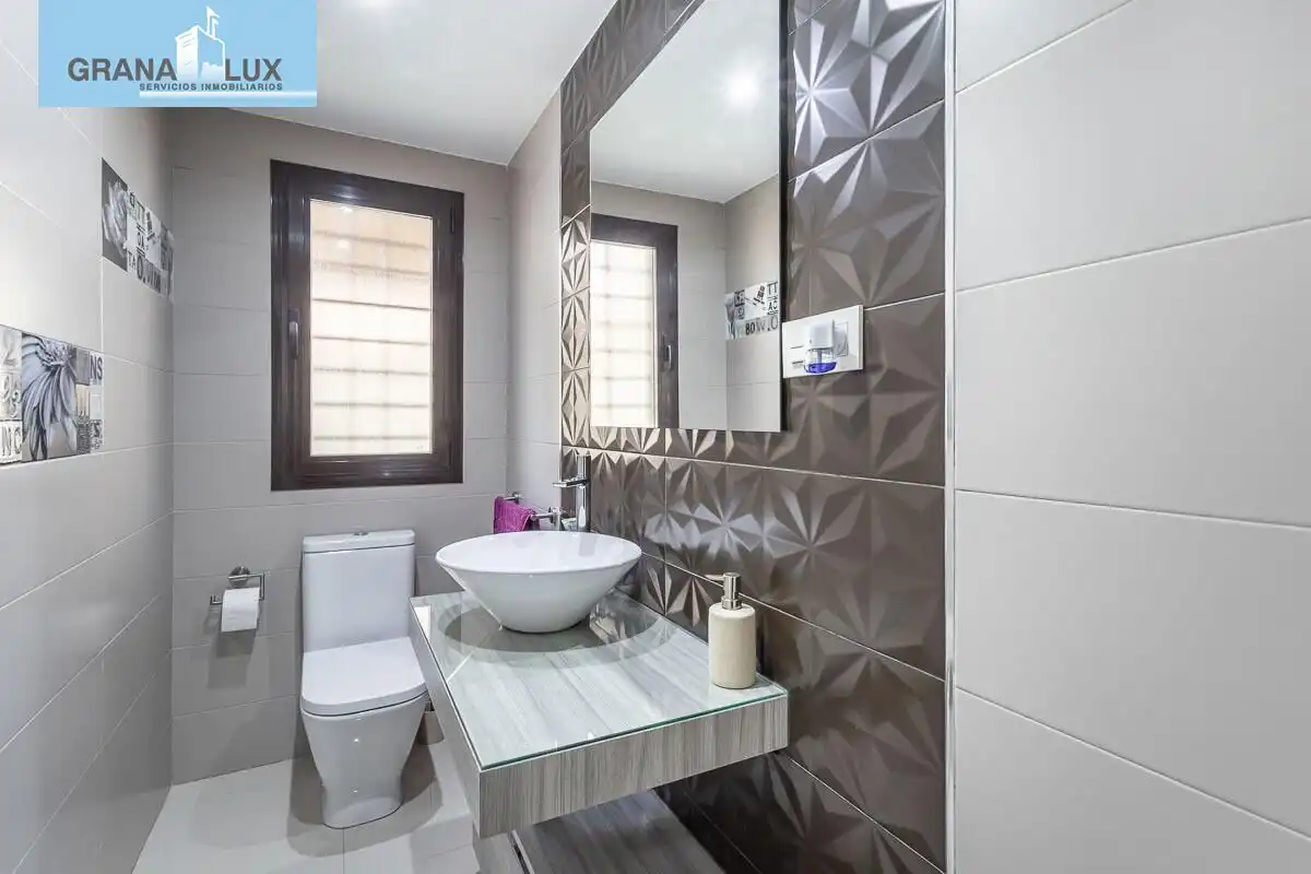 Bathroom of Houses for sale in Granada  with Air Conditioner, Heating and Terrace