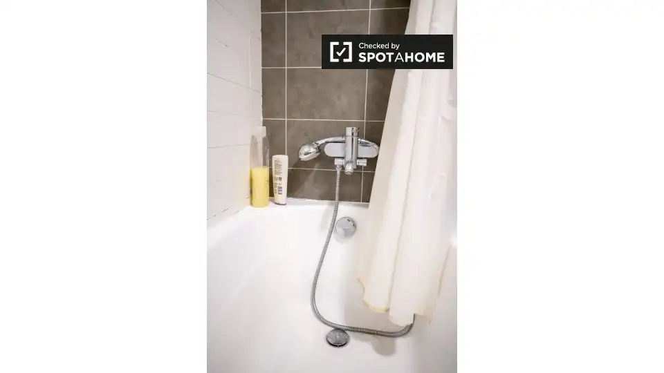Baño de Piso de alquiler en Valencia con Aire acondicionado, Calefacción y Amueblado