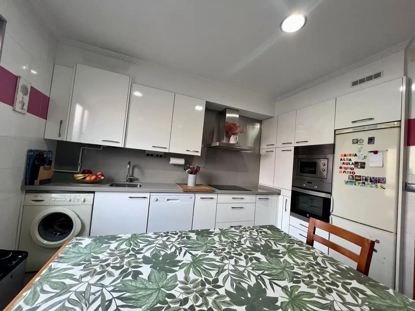 Cuina de Casa o xalet en venda en Oviedo  amb Calefacció i Traster