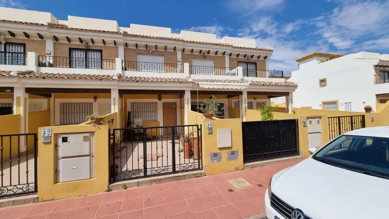 Semi-detached house with pool for sale in C/ Los Aztecas