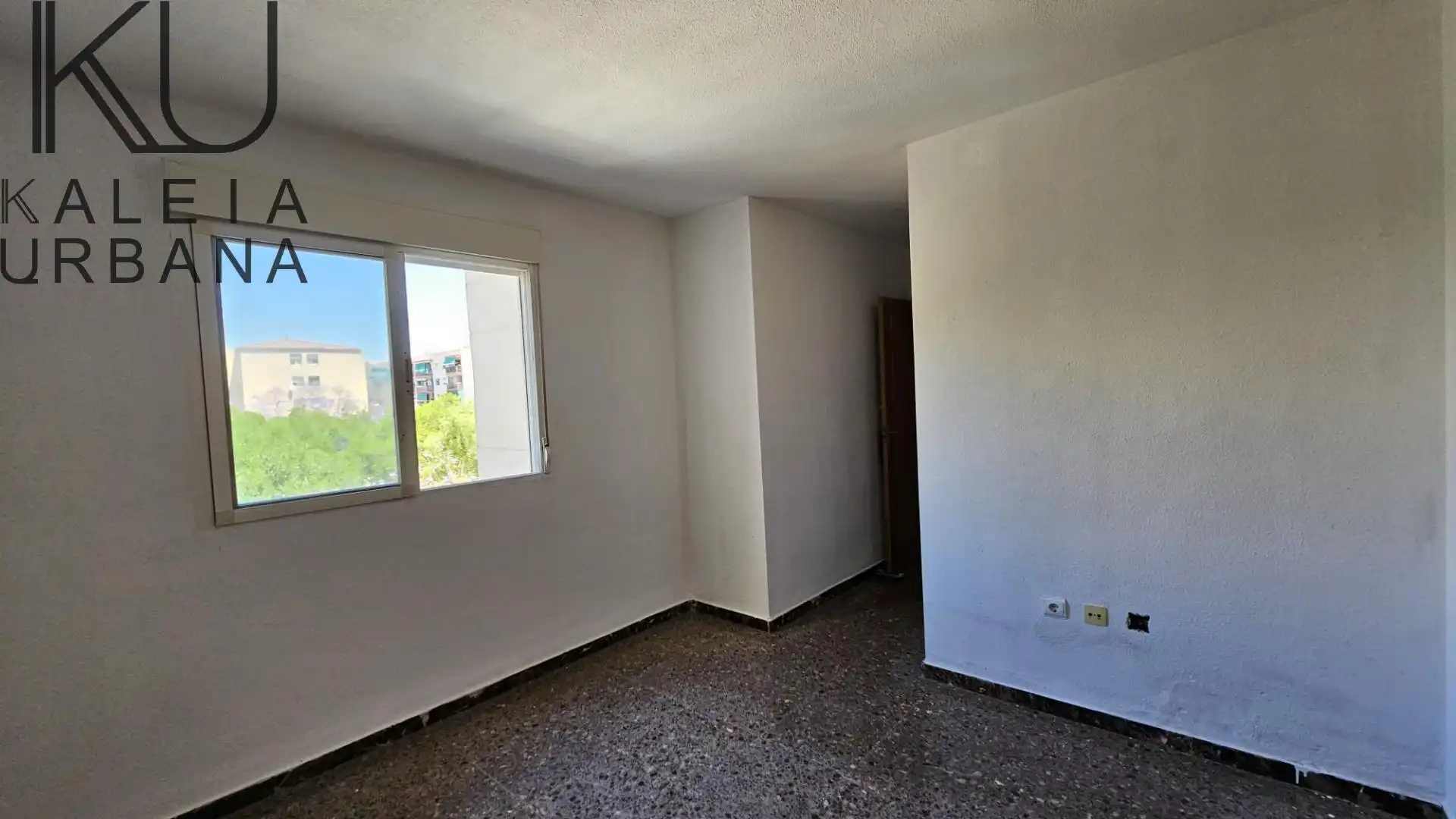Habitación de Piso en venta en Alicante / Alacant con Aire acondicionado, Terraza y Balcón