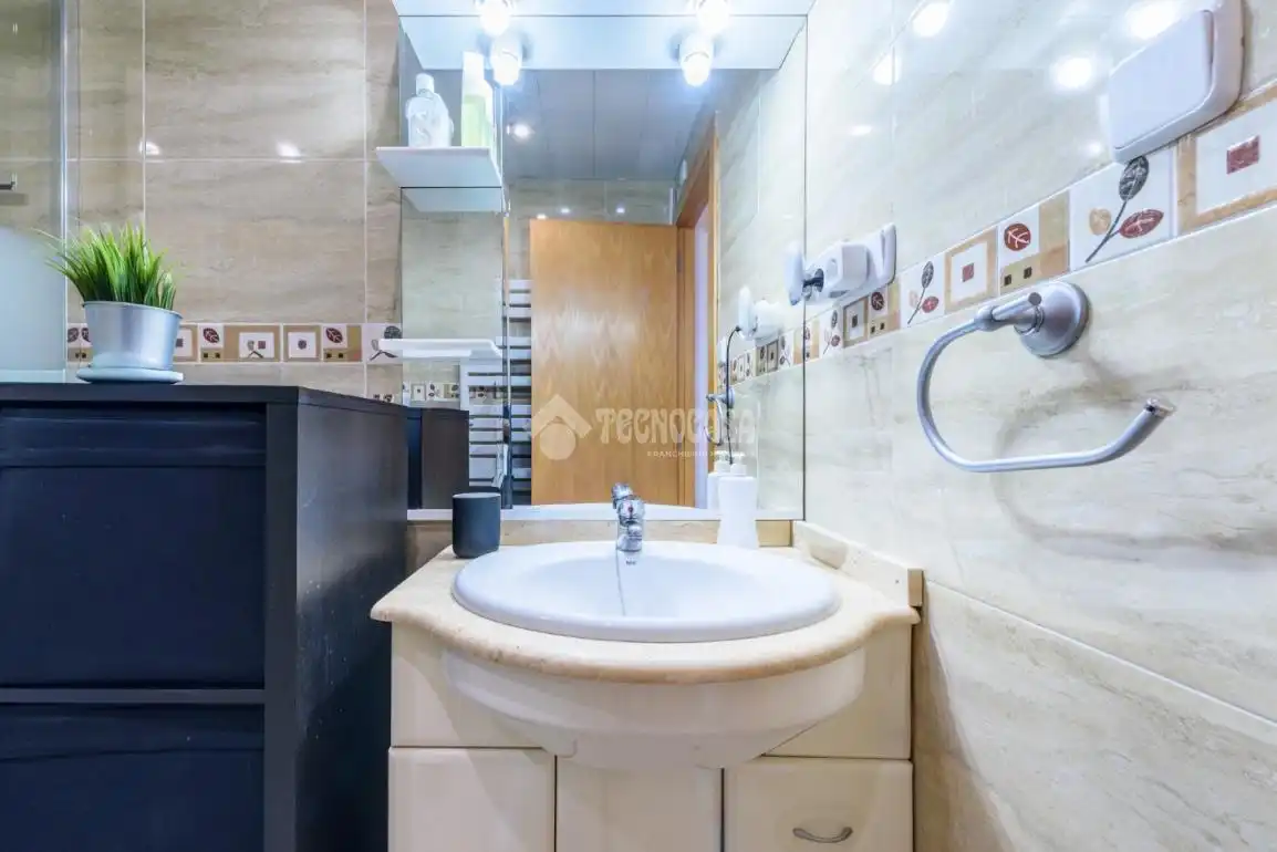 Baño de Piso en venta en Tarragona con Calefacción y Terraza